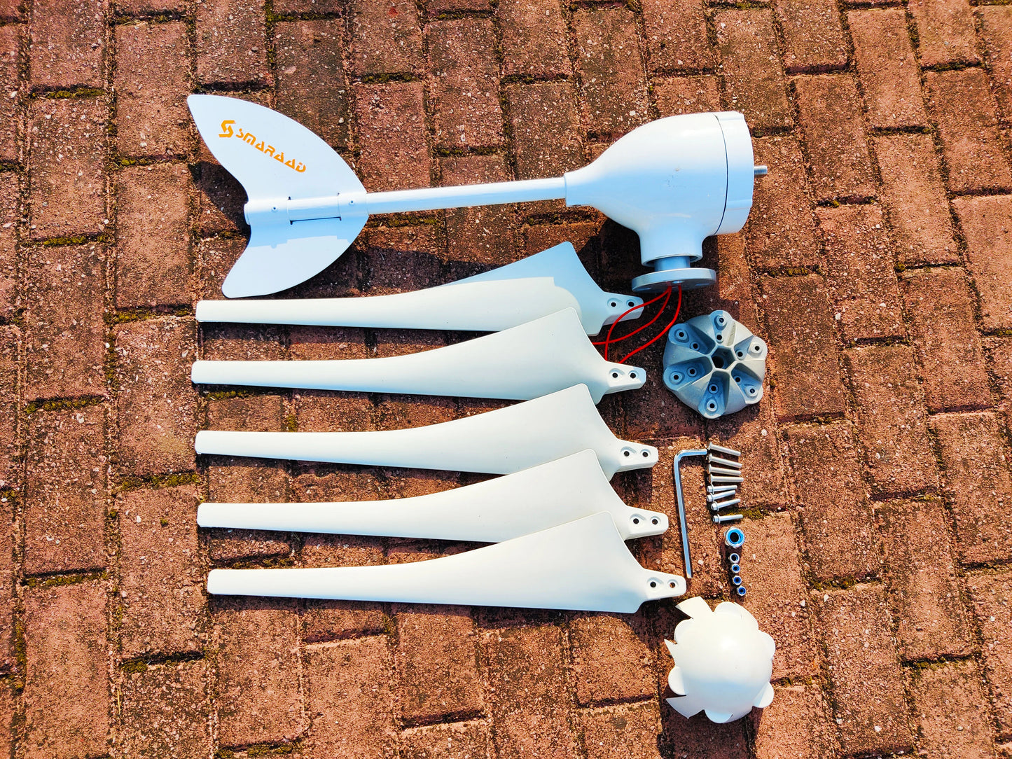 Windturbine – Windgenerator – Energieopwekker – Duurzame Energie – Horizontale As – 1000W – 6 Nylon Bladen – Aluminium Behuizing - 24V - Met Hybride Besturing