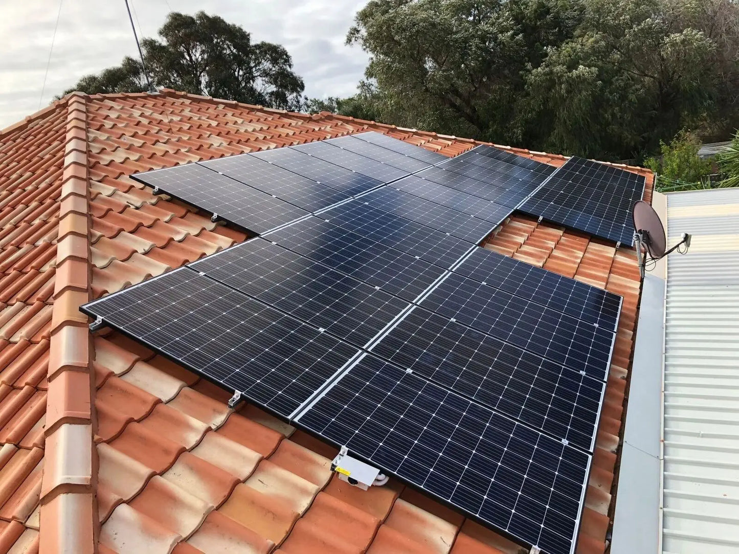 Monokristallijn Zonnepaneel – Balkonpaneel – Zonne-energiesysteem – Duurzaam Paneel – 410 Watt Vermogen – 24% Efficiëntie