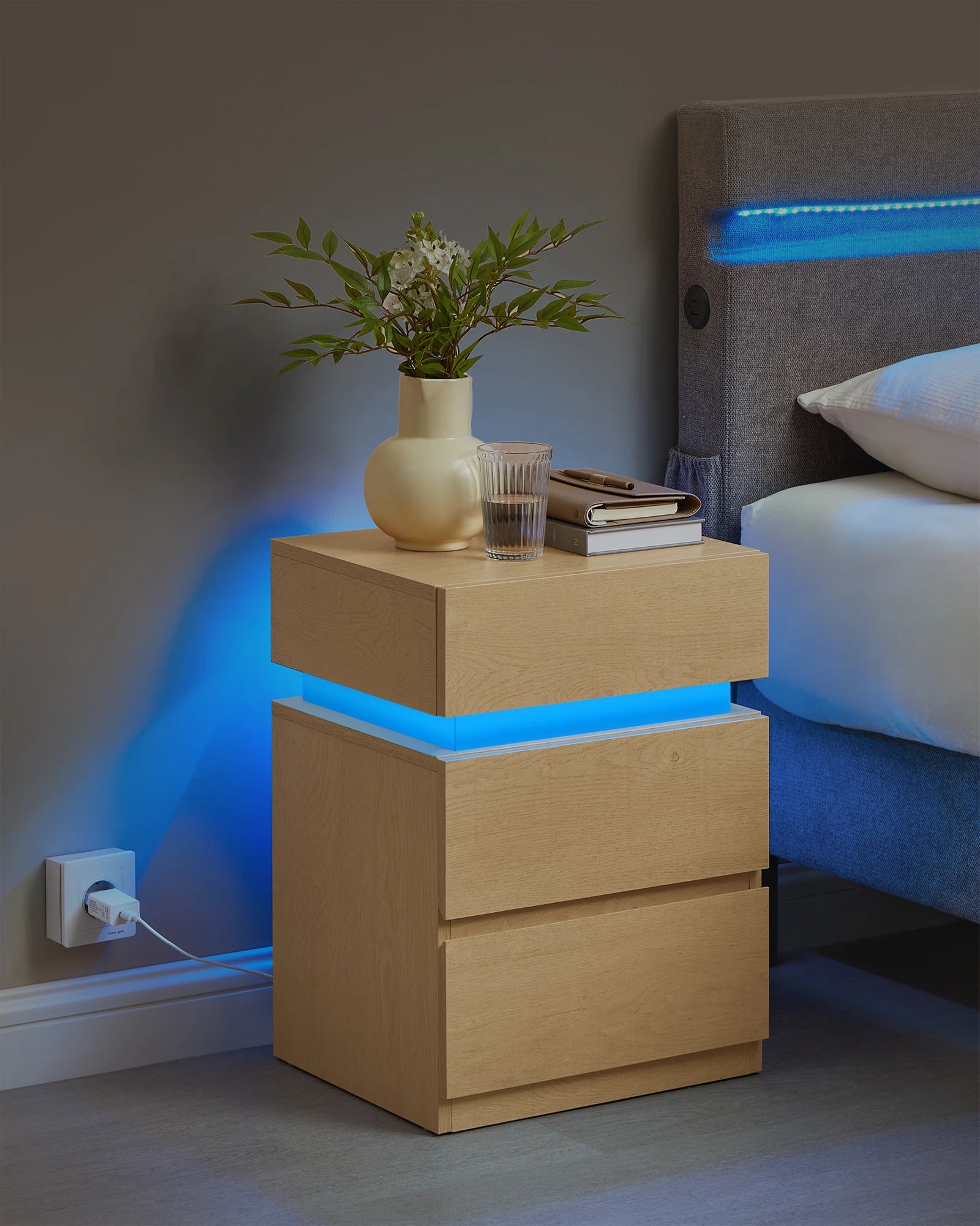 Nachtkastje - Bijzettafel - Salontafel - met LED Verlichting - Kast met 3 Lades - Moderne - Verstelbare Kleuren & Modus – voor Slaapkamer - Woonkamer - Kantoor - Khaki - QUORE