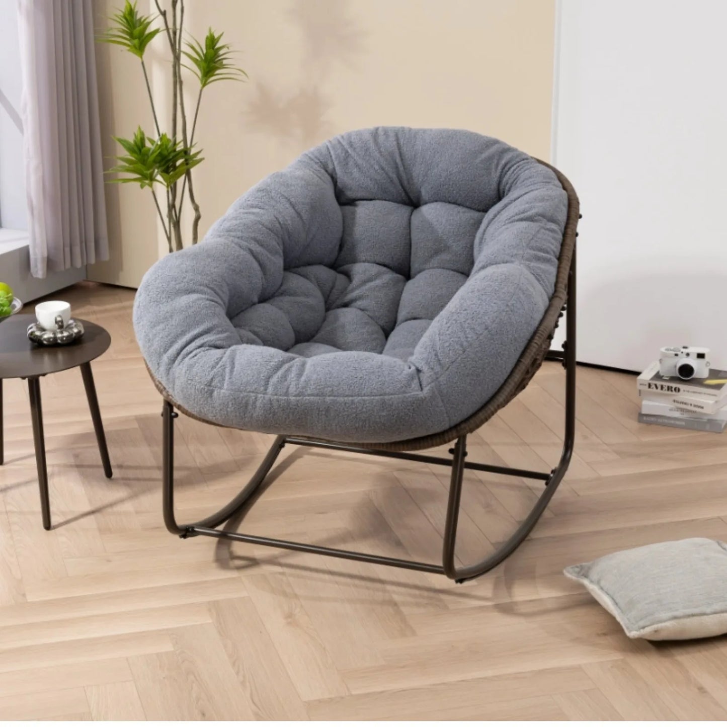 Schommelstoel – Relaxstoel – Fauteuil – Loungestoel – Wipstoel – Handgevlochten Rattan – Gepoedercoat Stalen Frame – Inclusief Zacht Kussen - QUORE