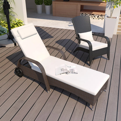 Rattan Tuin Lounger met Verstelbare Rugleuning en Kussens - 2 Wielen - Bruin Outdoor Zonnebed - QUORE