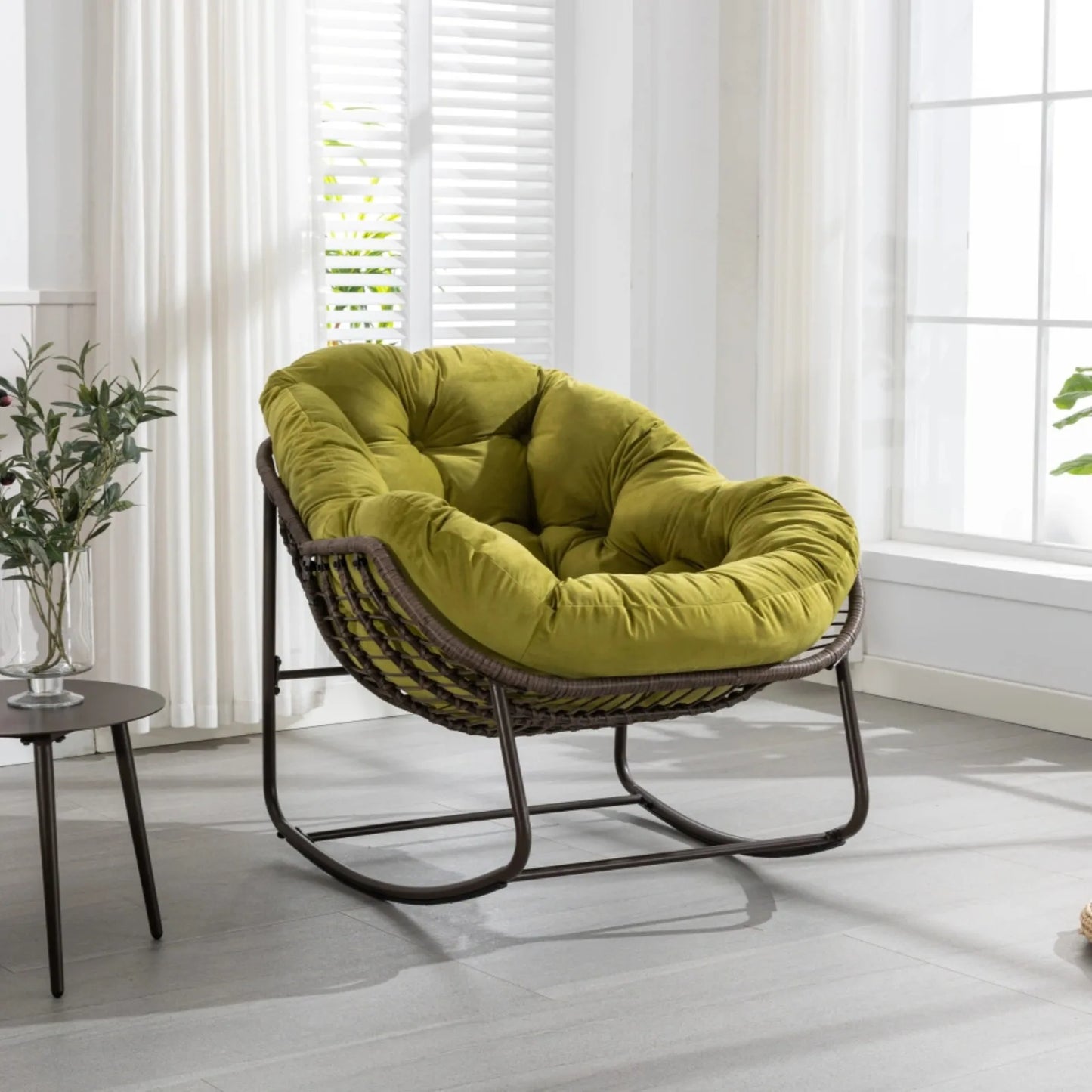 Rattan Schommelstoel – Schommelstoel Outdoor – Loungestoel Tuin – Relaxstoel Balkon – Tuinstoel Met Kussen – Ruim Ergonomisch Design – Weerbestendig Gepoedercoat Stalen Frame – Olijfgroen - QUORE