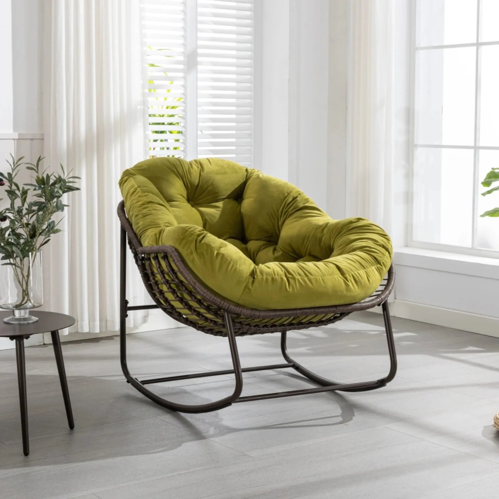 Rattan Schommelstoel – Schommelstoel Outdoor – Loungestoel Tuin – Relaxstoel Balkon – Tuinstoel Met Kussen – Ruim Ergonomisch Design – Weerbestendig Gepoedercoat Stalen Frame – Olijfgroen - QUORE