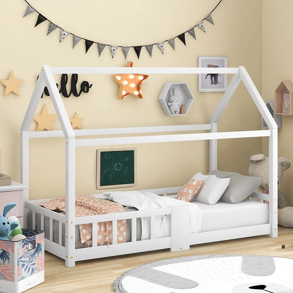 Huisbed kinderen – kinderbed – bedhuisje – kinderbedframe – peuterbed – Grenen hout – Krijtbord – 90x200 cm – Uitvalbeveiliging – Lattenbodem – Wit