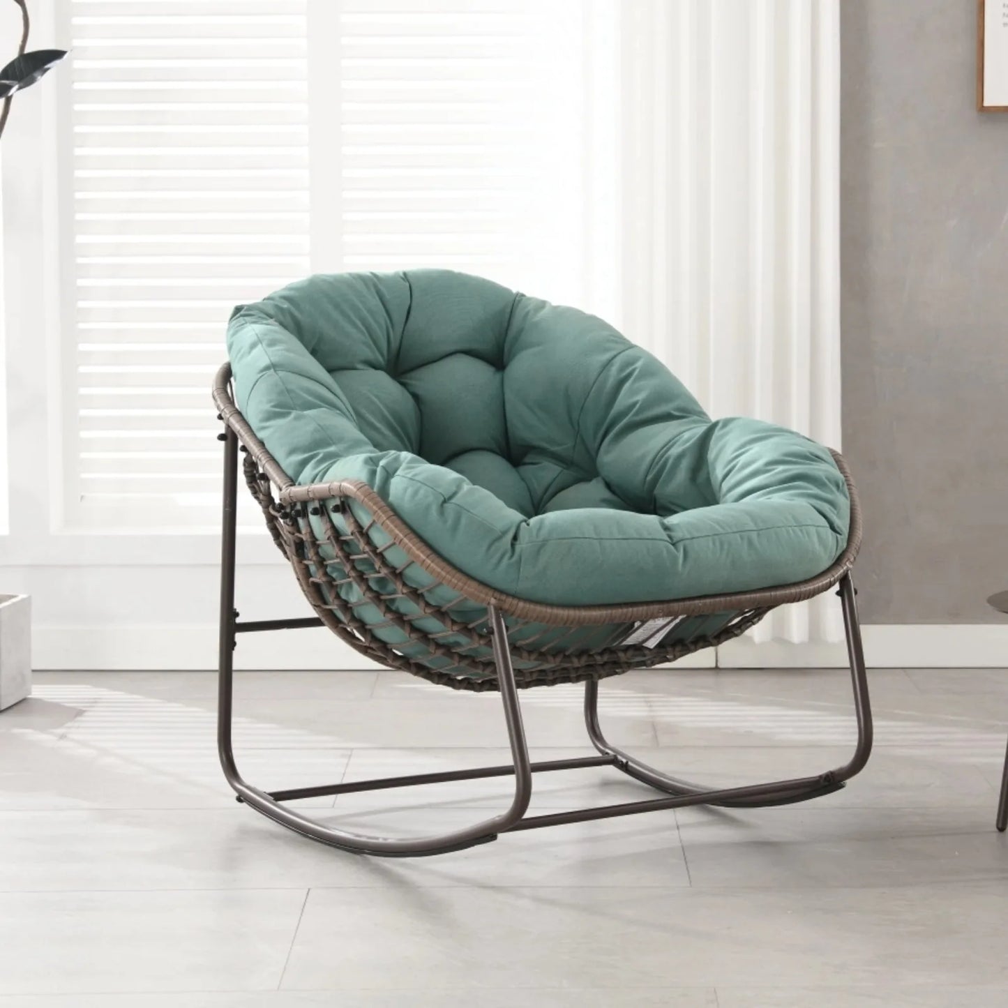 Rattan Schommelstoel – Lounge Stoel – Relaxstoel – Tuinstoel – Balkonstoel – Lichtgroen – Weerbestendig Stalen Frame – Comfortabel Zacht Kussen - QUORE