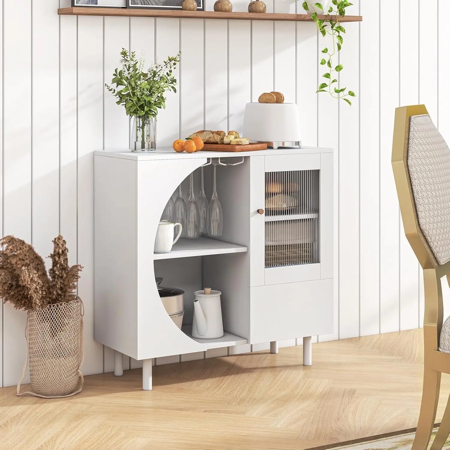 Houten Buffetkast met 3 Deuren, Open Rek & Wijnglashouder voor 6–8 Glazen – Dressoir met Metalen Poten voor Eetkamer, Keuken of Woonkamer – 80 x 30 x 80 cm