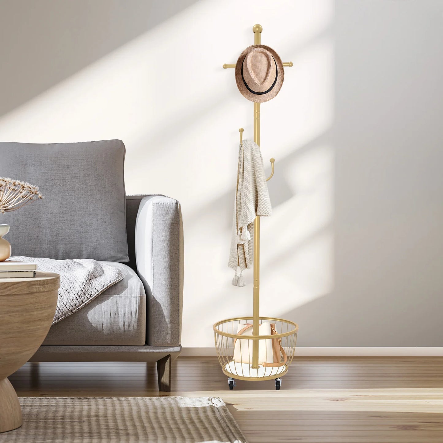 Gouden Staande Kapstok met Opbergbak - Coathanger met Wielen voor Hal - Duurzaam Carbon Staal - Moderne Kledingrek voor Slaapkamer en Woonkamer - Multifunctionele Kapstok met 6 Haken - QUORE