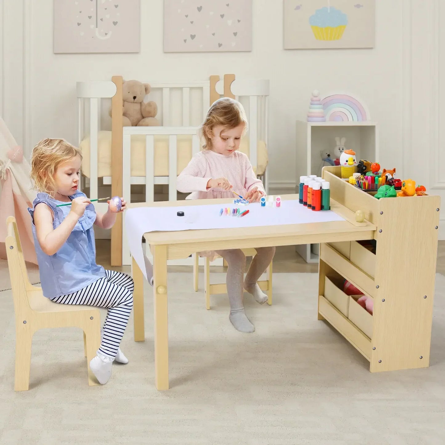Kindertafel – Creatief Meubel – Speeltafel – Tekentafel – Houten Knutseltafel voor Kinderen – Met Papierrolhouder – Inclusief 2 Stoelen & Opbergruimte - Natuurlijk Hout - QUORE