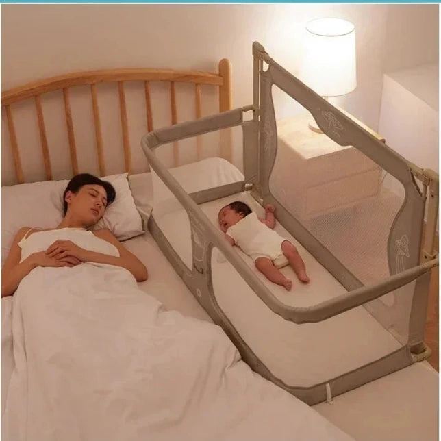 Babybed - Co-sleeper Wieg - Wieg - Dubbel Gebruik - Opvouwbaar - Ledikant - met Bedrand Bescherming - met Klamboe - Beige - QUORE