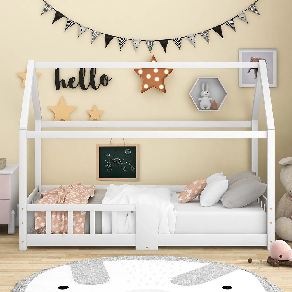 Huisbed kinderen – kinderbed – bedhuisje – kinderbedframe – peuterbed – Grenen hout – Krijtbord – 90x200 cm – Uitvalbeveiliging – Lattenbodem – Wit