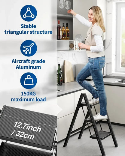 Huishoudtrap – Keukentrap - 3-Treden Ladder – 82,5 cm – Opvouwbare Aluminium - Lichtgewicht - Stevig – Antislip Pedalen - en Handrail - Comfortabele Brede Treden - Max 150 kg - Zwart - QUORE
