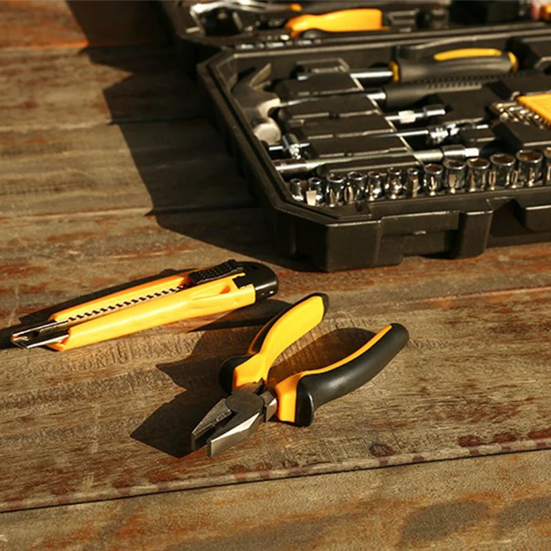 Gereedschap Kit - Professionele Gereedschapsset - 196-delige Auto Reparatie Toolset - Schroevendraaierhamer - Doppen - Mechanische Handgereedschap Set - met Stevige Opbergkoffer - Zwart - QUORE