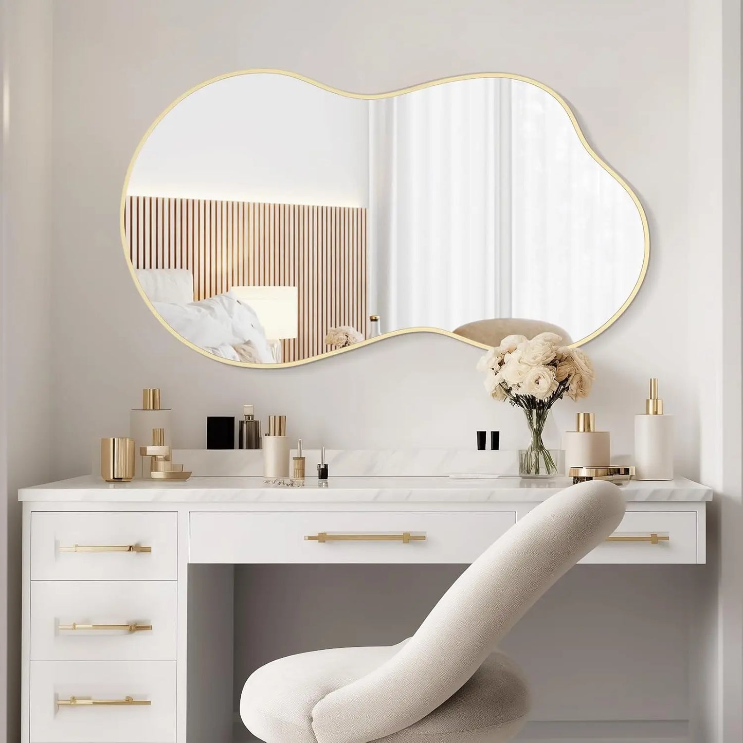 Onregelmatige Wandspiegel – Asymmetrische Spiegel – Golvende Spiegel – Decoratieve Spiegel – Gouden Frame Spiegel – Groot Formaat 116x66 cm – Vervormingsvrije Reflectie