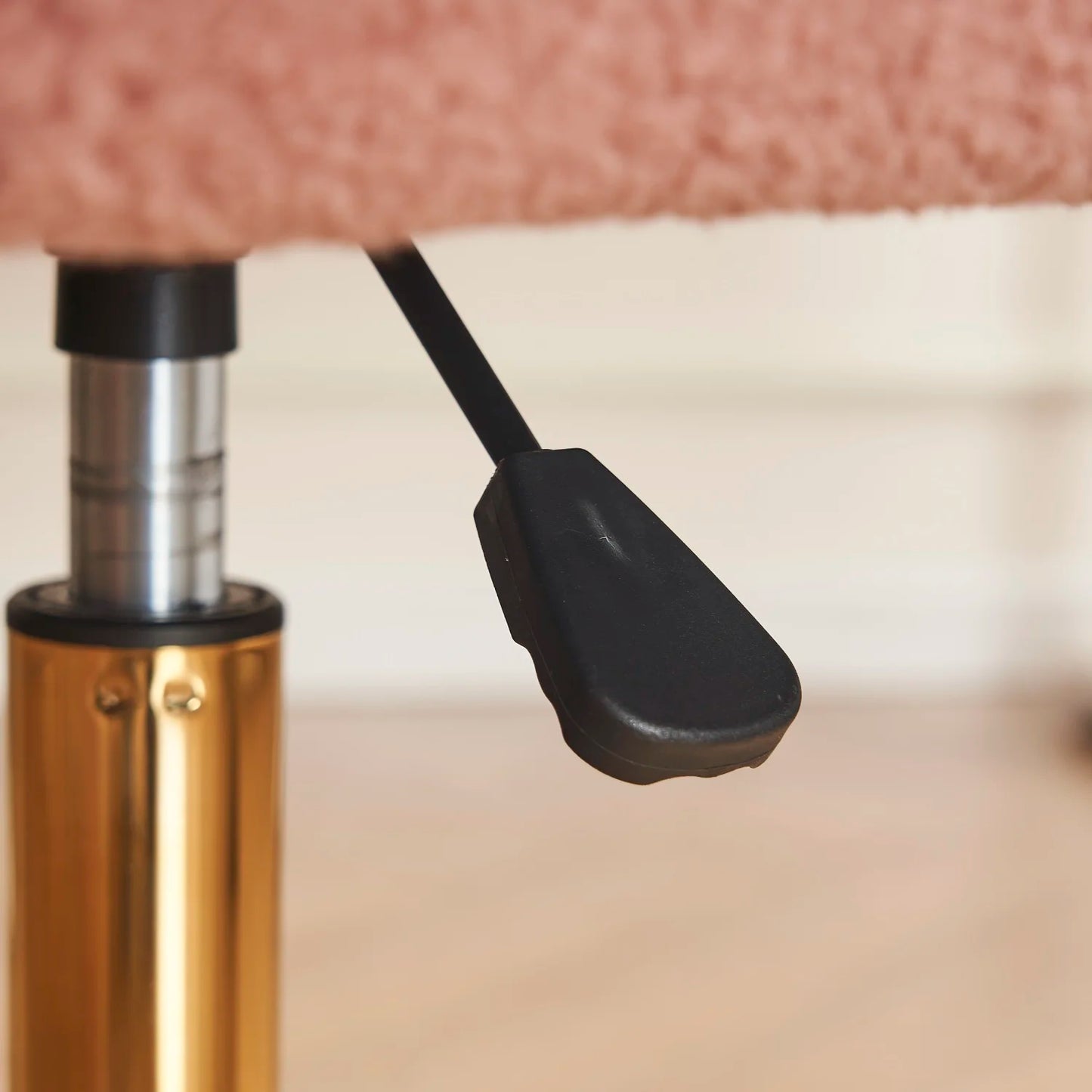 Bureaustoel – Velvet Stoel – Thuiswerkstoel – Kantoorstoel – Roze Bekleding – Gouden Metalen Poten – Ergonomische Rugleuning