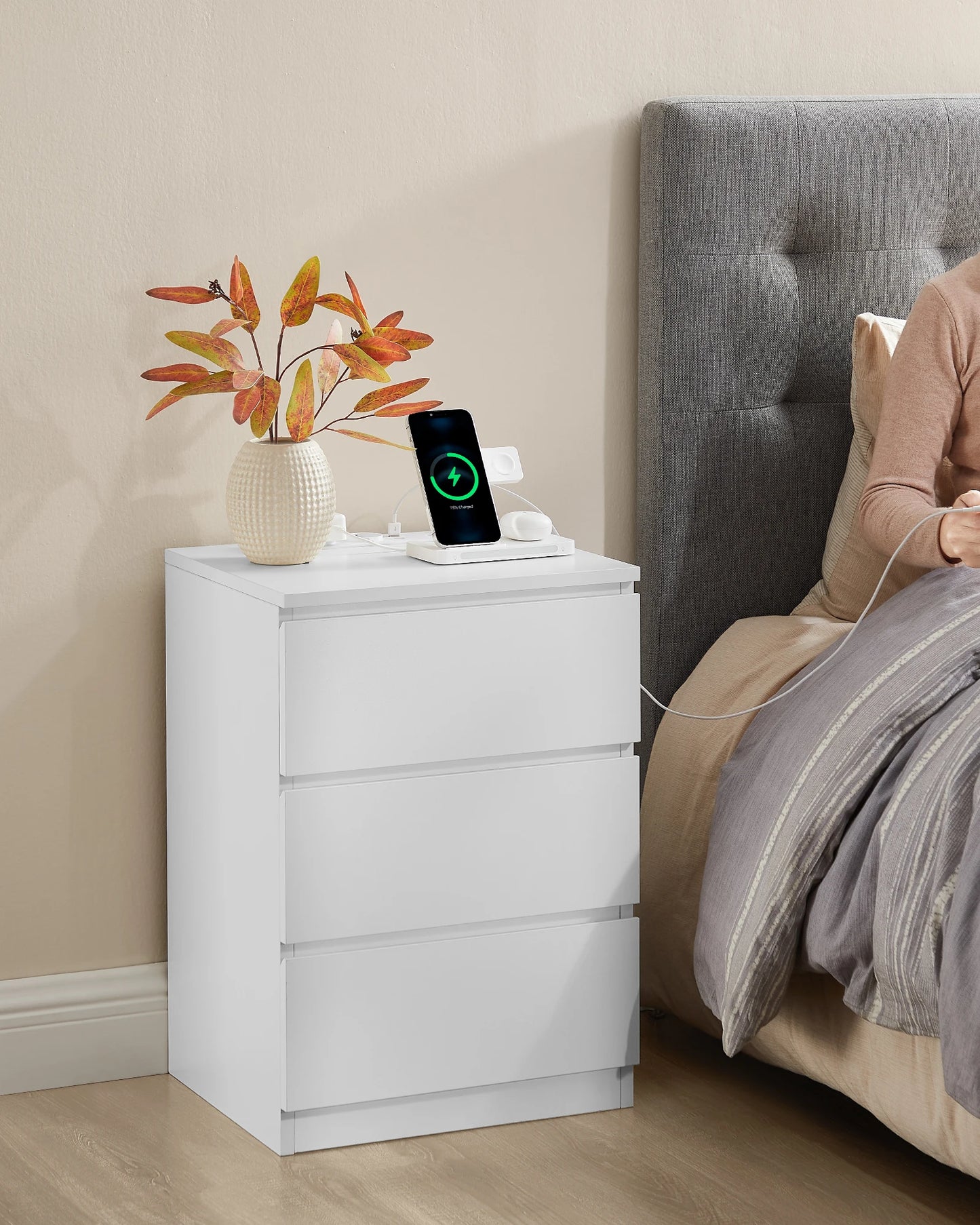 Nachtkastje - Bijzettafel - met Stopcontact en USB - Kast met 3 Lades - Tafel met Oplaadstation – voor Slaapkamer - Woonkamer - Kantoor - 35 x 40 x 59 cm - Wit - QUORE