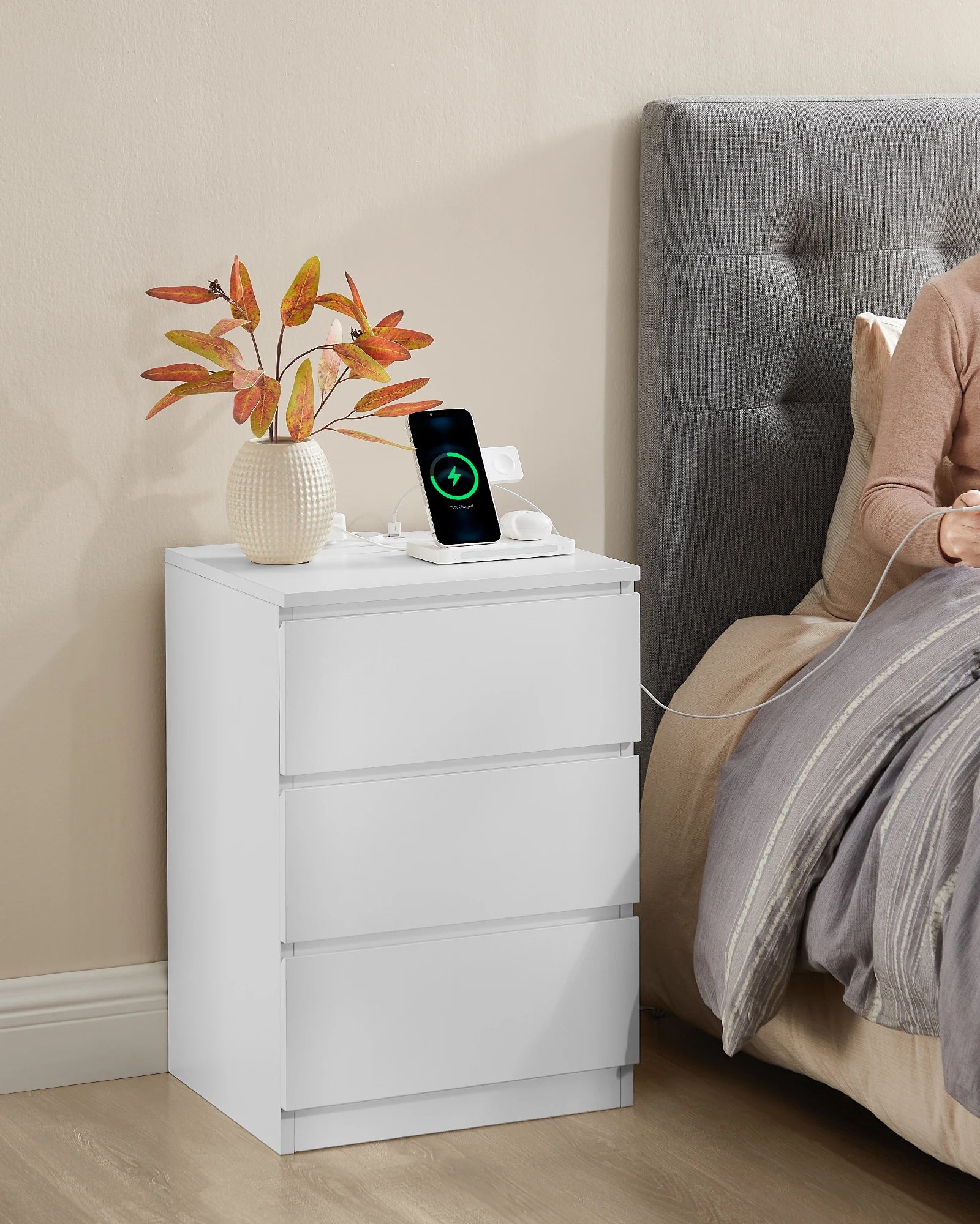 Nachtkastje - Bijzettafel - met Stopcontact en USB - Kast met 3 Lades - Tafel met Oplaadstation – voor Slaapkamer - Woonkamer - Kantoor - 35 x 40 x 59 cm - Wit - QUORE