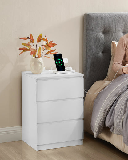 Nachtkastje - Bijzettafel - met Stopcontact en USB - Kast met 3 Lades - Tafel met Oplaadstation – voor Slaapkamer - Woonkamer - Kantoor - 35 x 40 x 59 cm - Wit - QUORE