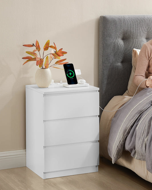 Nachtkastje - Bijzettafel - met Stopcontact en USB - Kast met 3 Lades - Tafel met Oplaadstation – voor Slaapkamer - Woonkamer - Kantoor - 35 x 40 x 59 cm - Wit - QUORE