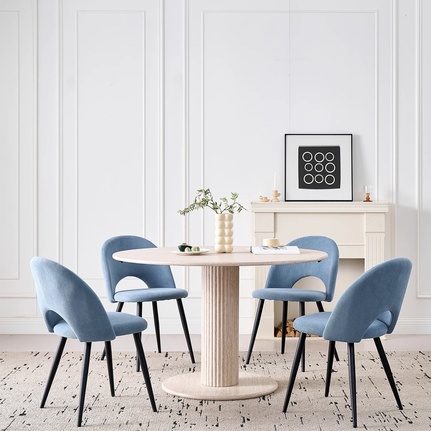 Set van 4 Moderne Eetkamerstoelen – Scandinavische Stoelen – Keukenstoelen – Woonkamerstoelen – Design Stoelen – Blauw Fluweel – Opengewerkte Rugleuning – Metalen Zwarte Pooten