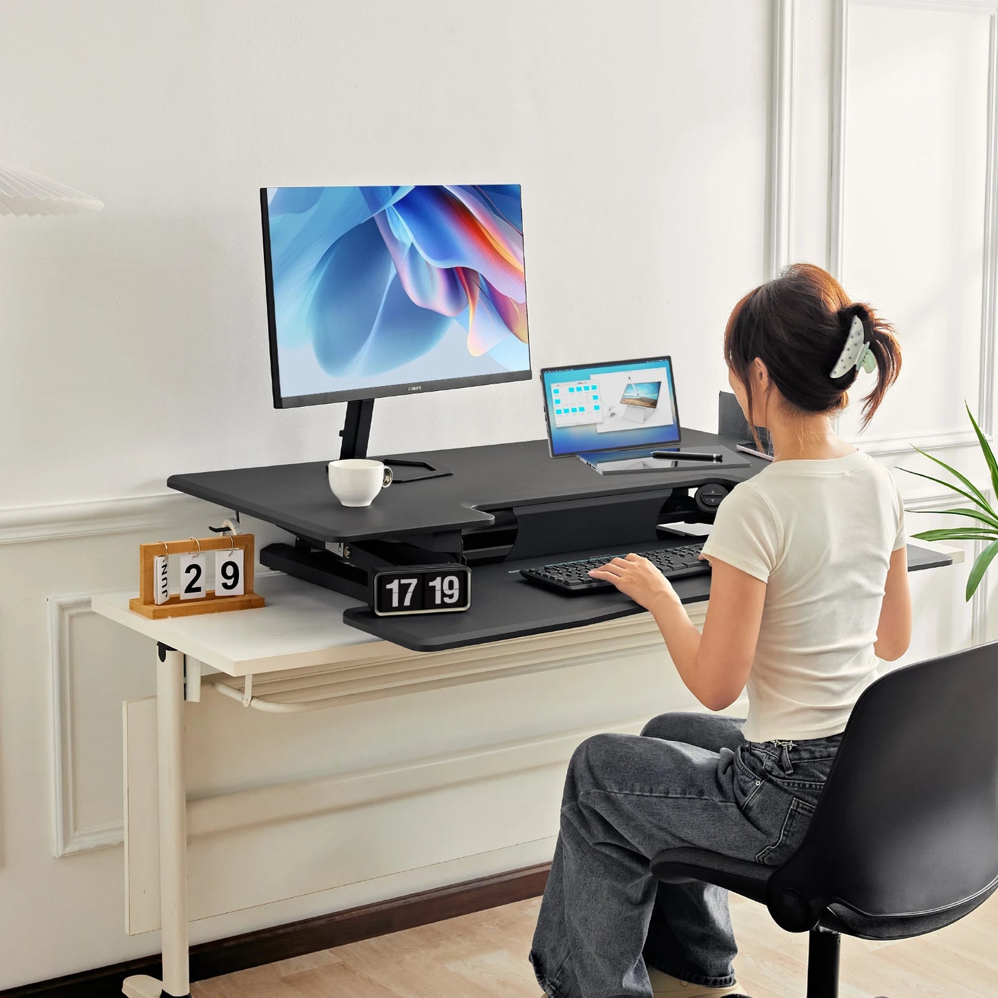 Zit-Sta Bureauverhoger – Zit-Sta Converter – Verstelbaar Bureau – Ergonomisch Bureau – Motorisch Verstelbaar – 28 Inch Werkblad – Maximaal 136 Kg Draagkracht - QUORE