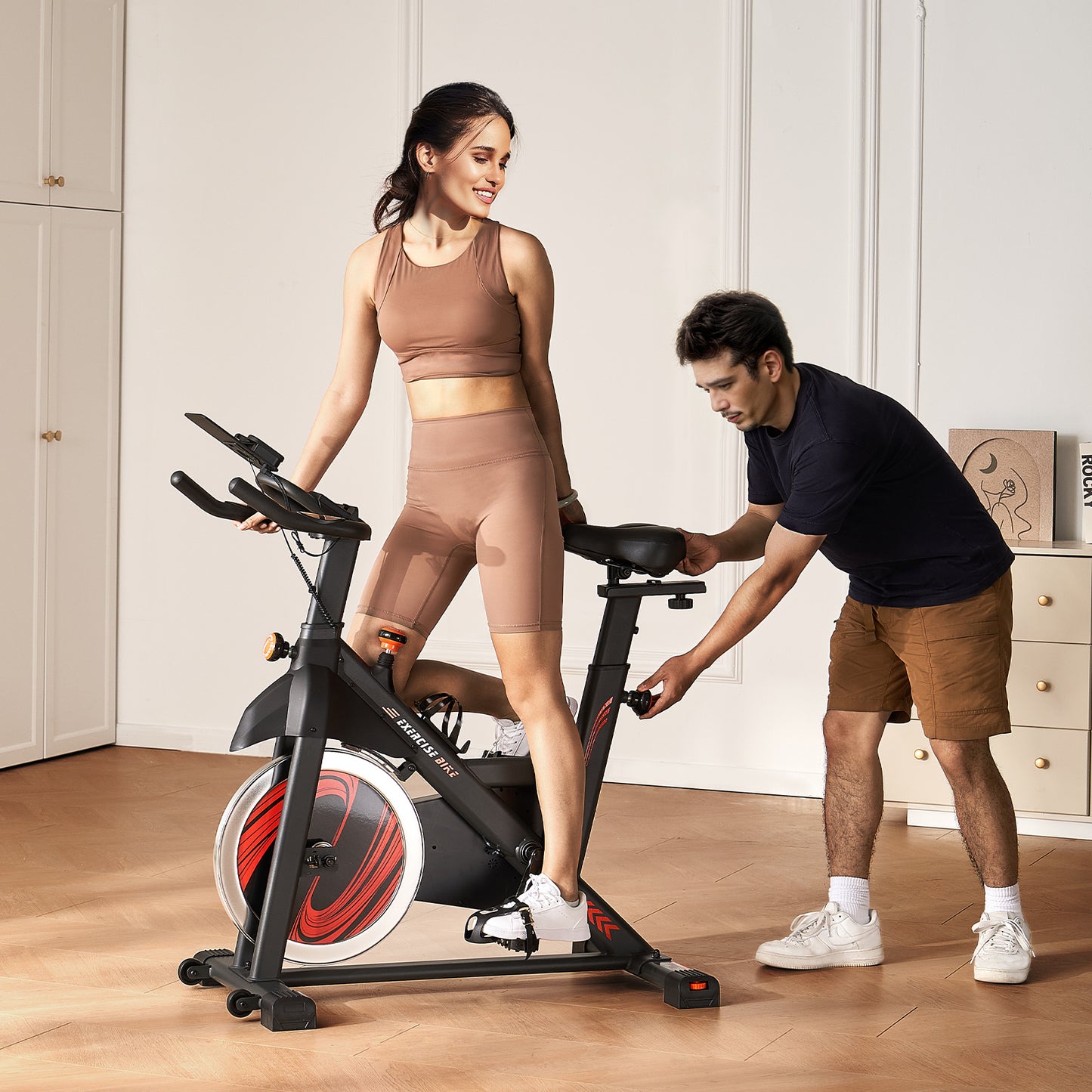 Hometrainer – Fitnessfiets – Indoor Bike – Fietsapparaat – Spinningfiets – Magnetische Weerstand – 16 kg Vliegwiel – Verstelbaar Comfortabel Zadel – Zwart Oranje