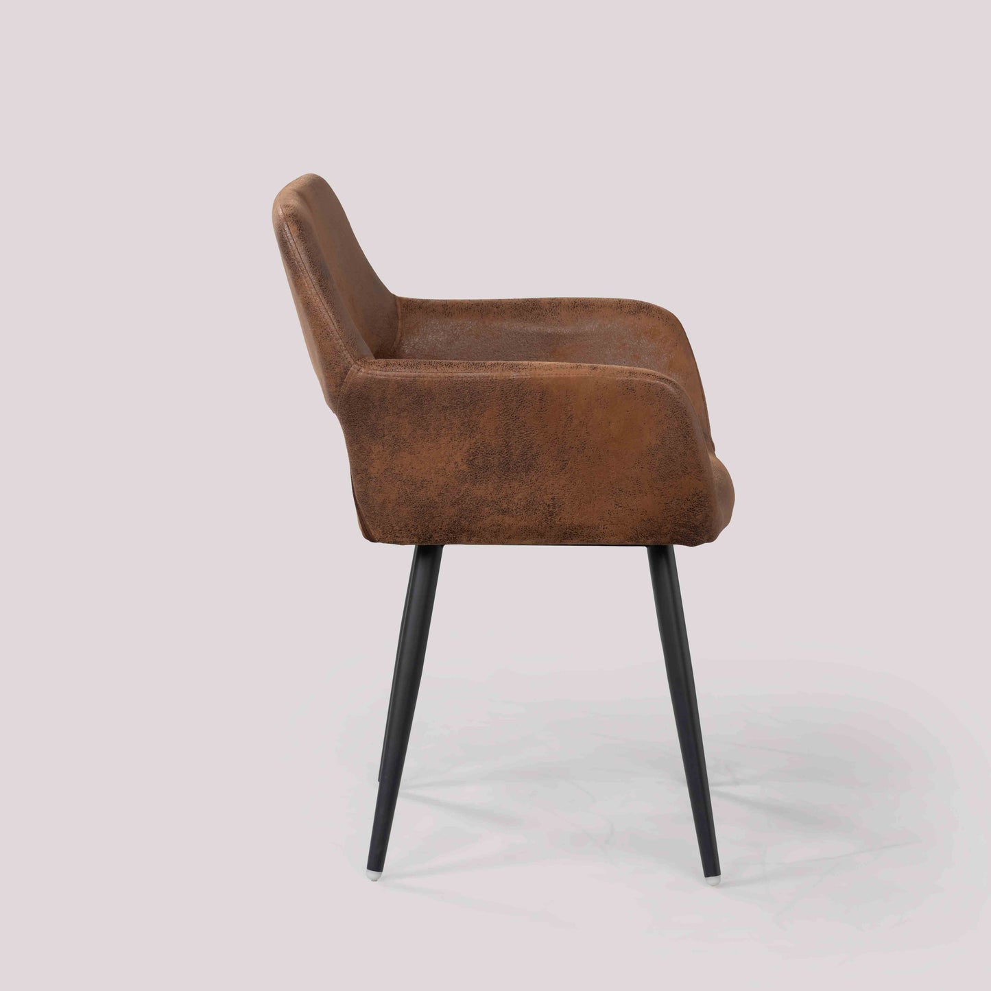 Loungefauteuil – Retro Stoel – Relaxfauteuil – Leunstoel – Zithoekstoel – Bruin Suède – Holle Rugleuning – Verstelbare Voetdoppen – Modern Design – 56x56x78,5 cm