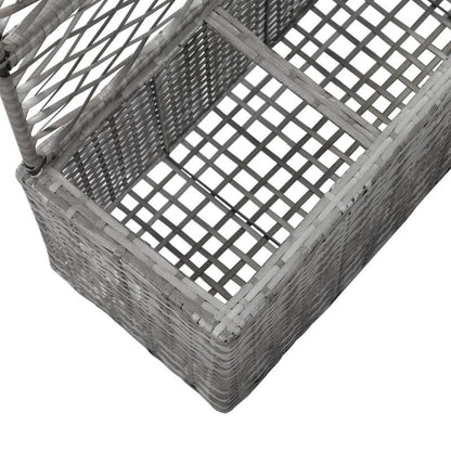Plantenrek – Plantenstandaard – Bloemenrek – Bloempottenhouder – Pottenrek – Grigio – Polyrattan Materiaal – Verhoogde Trellis Structuur 3 Potten 83x30x130 cm