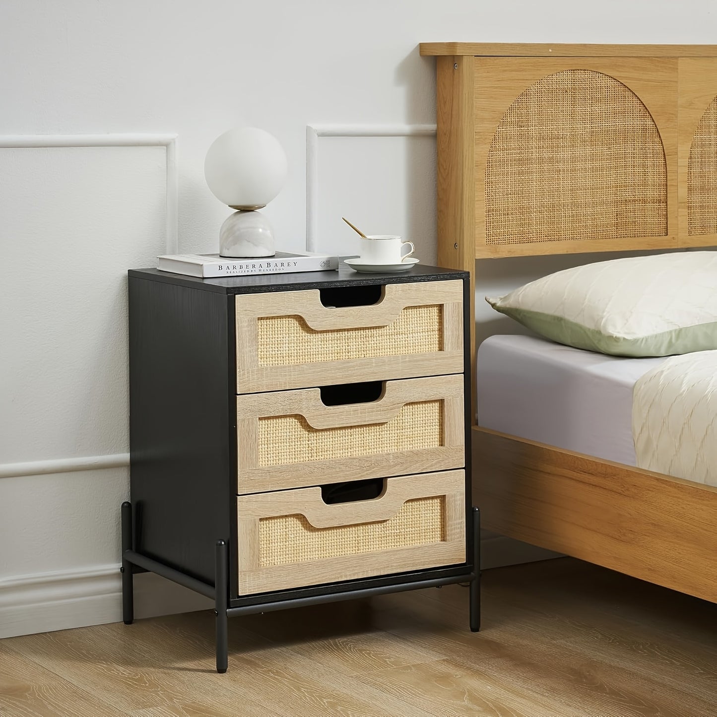 Nachtkastje – Nachtkast – Ladekastje – Bijzettafel – Nachtkastje Hout – Boho Rattan Met 3 Lades – Zwart Met Metalen Poten – Groot Opbergvlak