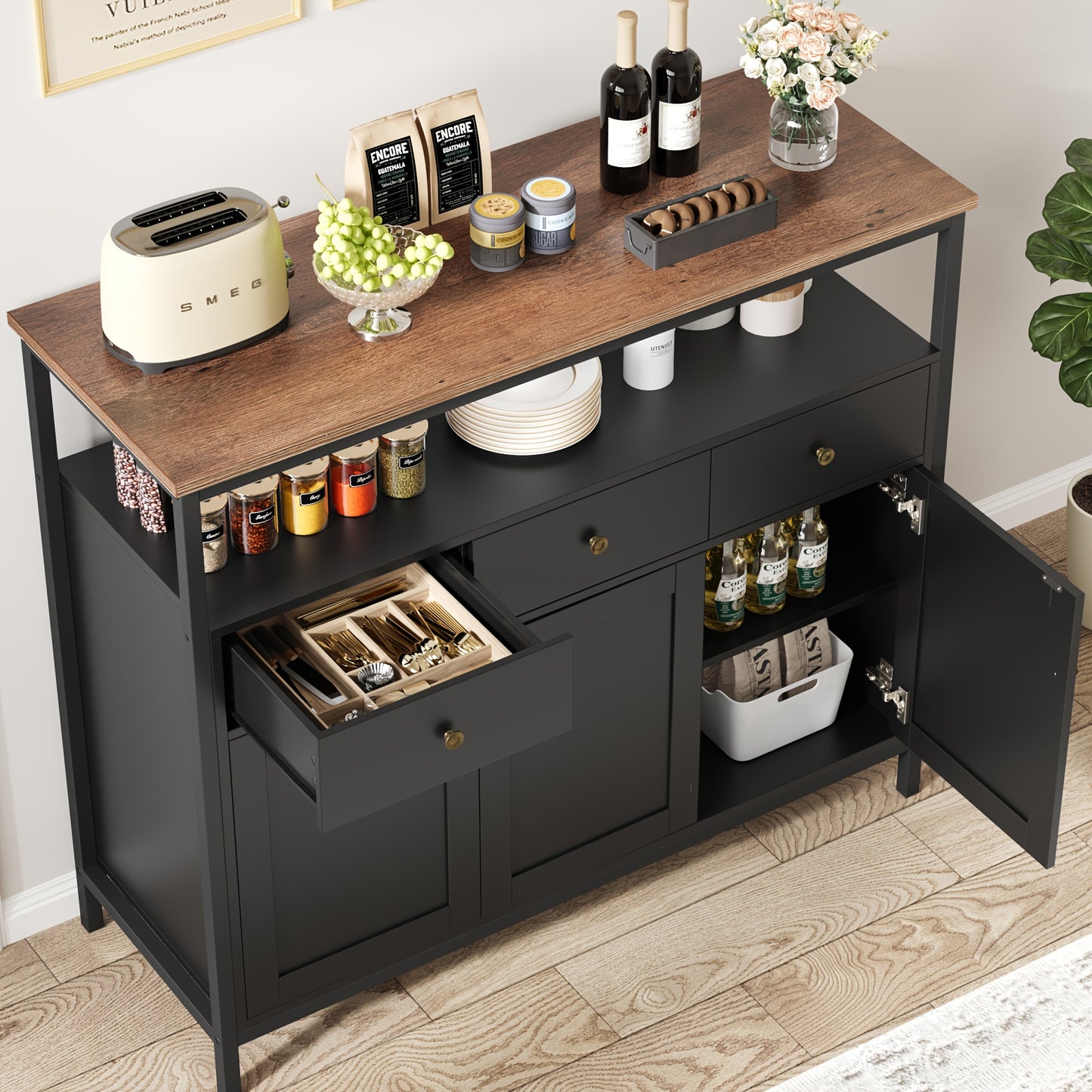 Kast – Opbergkast – Dressoir – Sideboard – Zwarte Vrijstaande Kast – Ruime Opbergruimte Met 3 Deuren & 3 Lades – Duurzaam Spaanplaat Met Metalen Poten