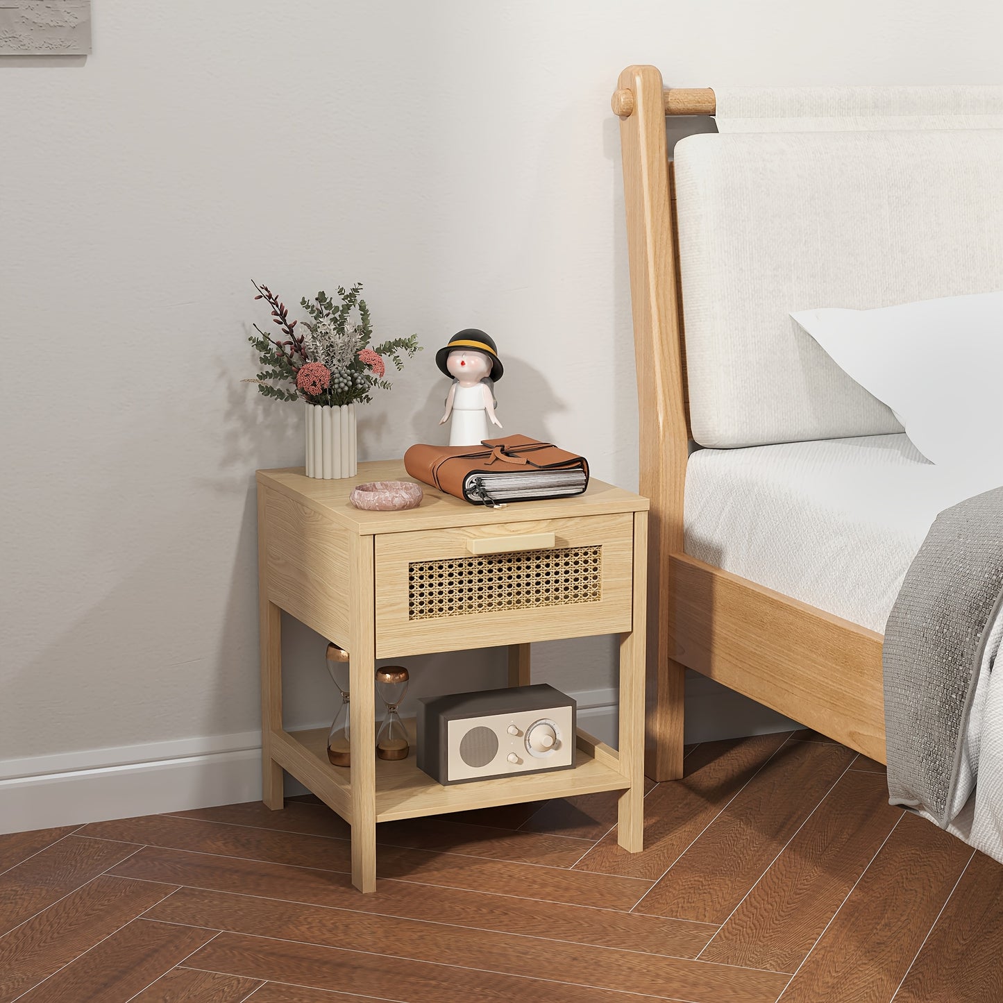 Nachtkastje – Bijzettafel – Bedtafeltje – Nachtkast – Houten Kastje – Houtkleur Met Rattan Design – 40x40x48,4 cm – Met Laden En Open Planken
