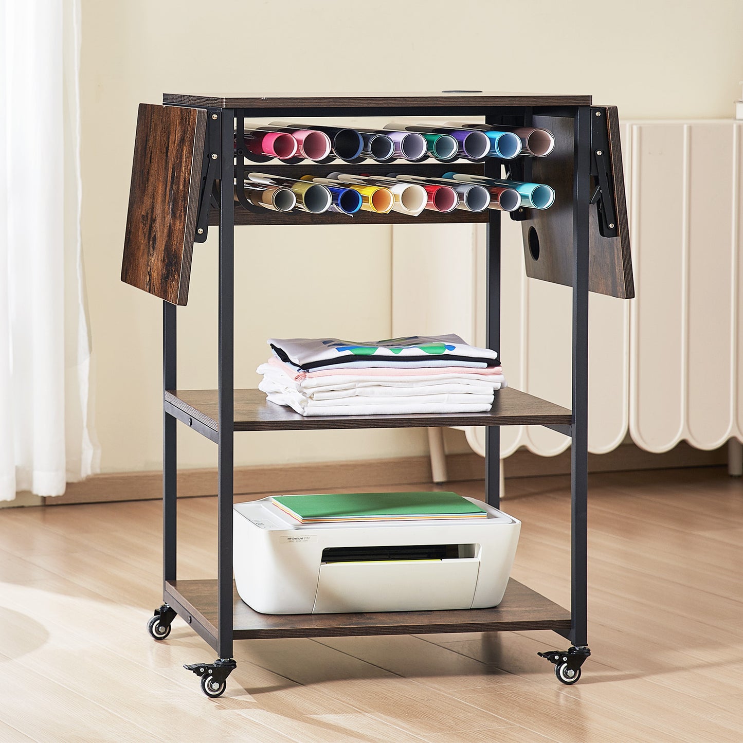 Transferpers Werktafel – Hittepers Tafeltje – Warmte Pers – Heat Press Stand – Opbergbureau – 3-Laags Opbergniveau – Inklapbare Zijpanelen – Stevige Metalen Constructie – Mobiel Met Wieltjes – Bruin