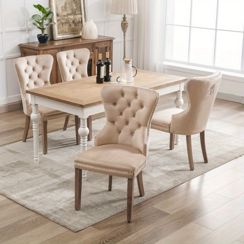 Eetkamerstoel – Stoel – Kuipstoel – Keukenstoel – Woonkamerstoel – Beige Velvet Bekleding – Massief Rubberwood Poten – Unieke Deurknop Achterzijde – Decoratieve Spijkernaad