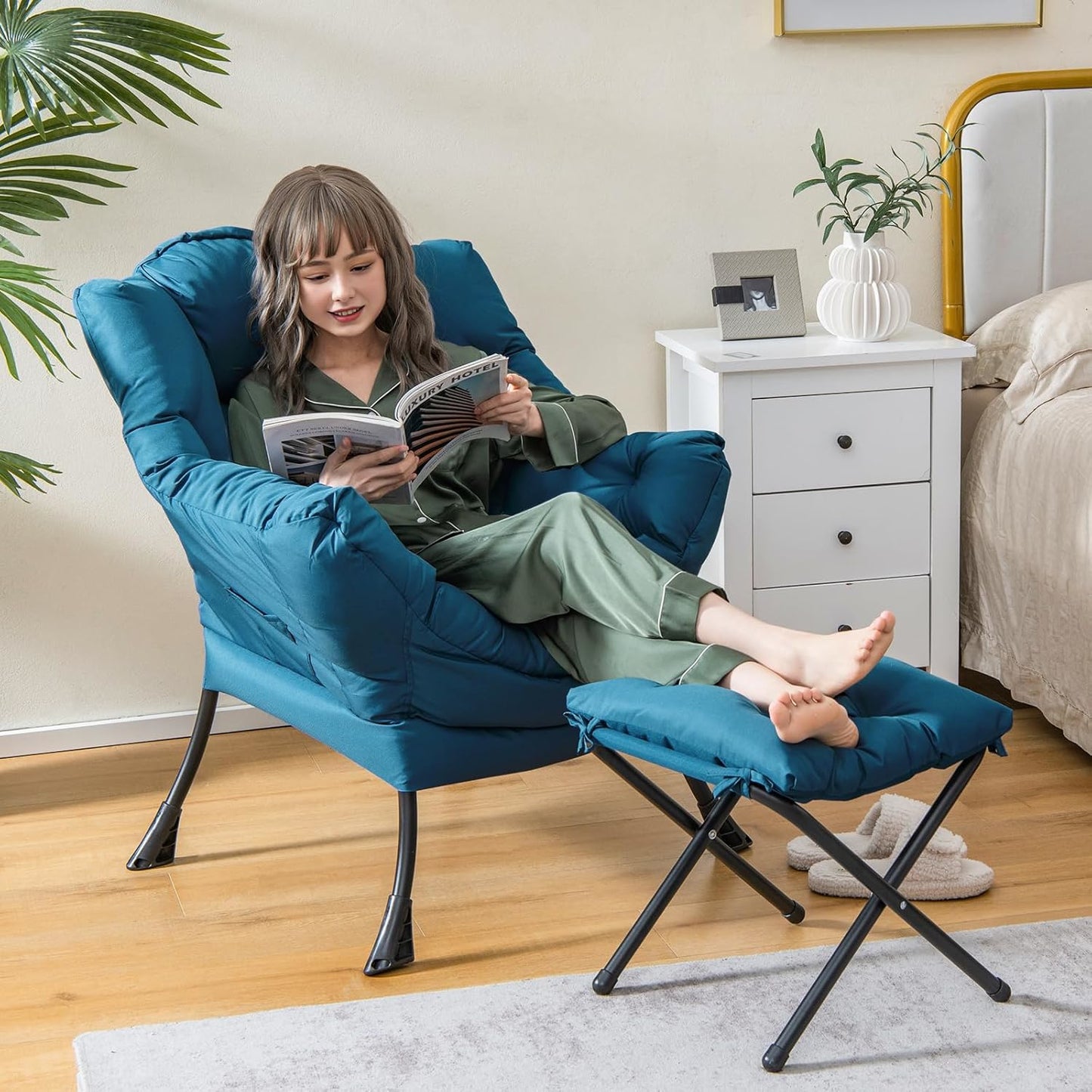 Luie Stoel – Lounge Fauteuil – Relaxzetel – Leunstoel – Leesstoel – Met Opvouwbare Poef – Met Armleuningen en Zijvak – Comfortabel Polyester – Stevig Metalen Frame