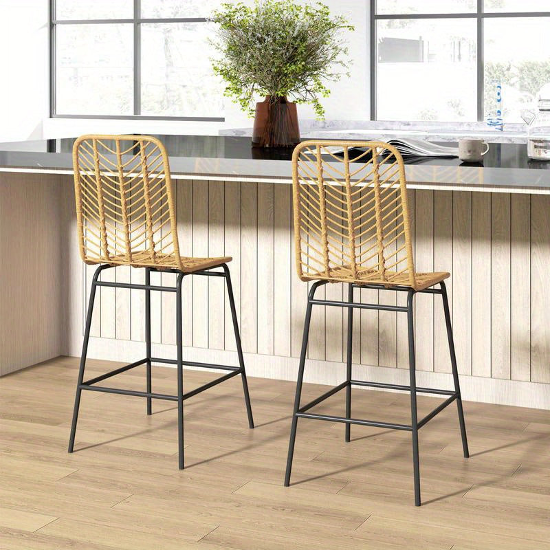 Boho Barstoelen – Barkrukken – Hoge Stoelen – Zitkrukken – Keukenstoelen – PE Rotan Vlechtwerk – Met Voetensteun – Kussen – Zwarte Metalen Poten – Set Van 2 – Mosterdgeel – Ruimtebesparend – Eenvoudige Montage