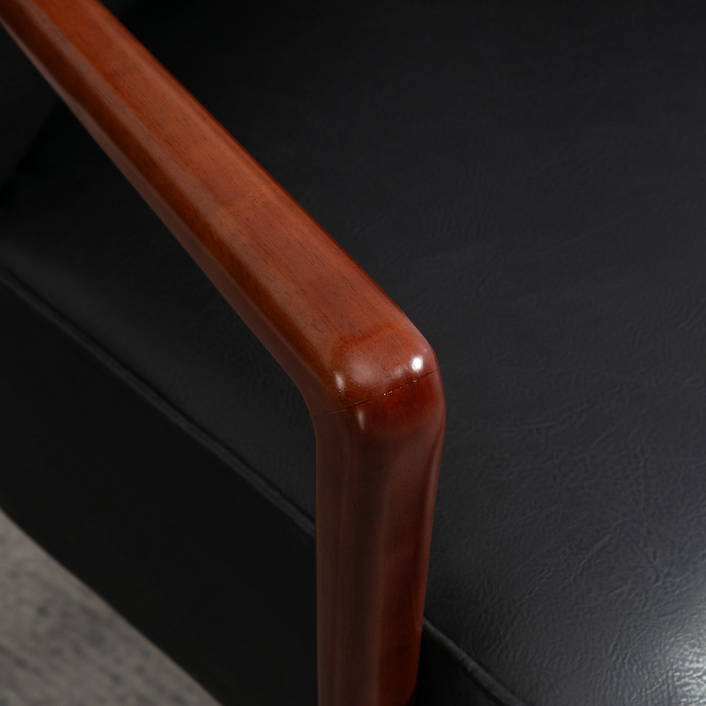 Accentstoel – Fauteuil – Bergère – Lounge Stoel – Relaxstoel – Kunstleer – Brede Zitting – Massief Rubberhout – Draaggewicht 120 kg – Compact 67x77x80 cm – Zwart