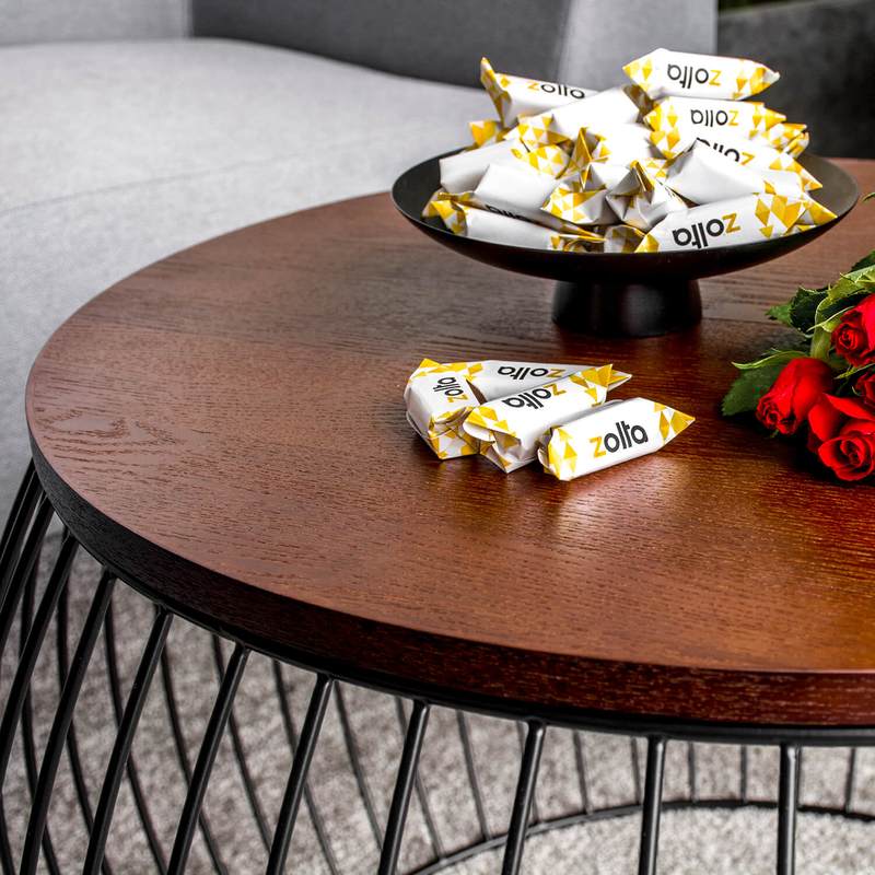 Salontafel – Koffietafel – Bijzettafel – Salon Tafel – Woonkamer Tafel – Ronde Vorm – Houtblad Chocoladebruin – Mat Zwart Metaal – Opbergruimte – Diameter 60 cm