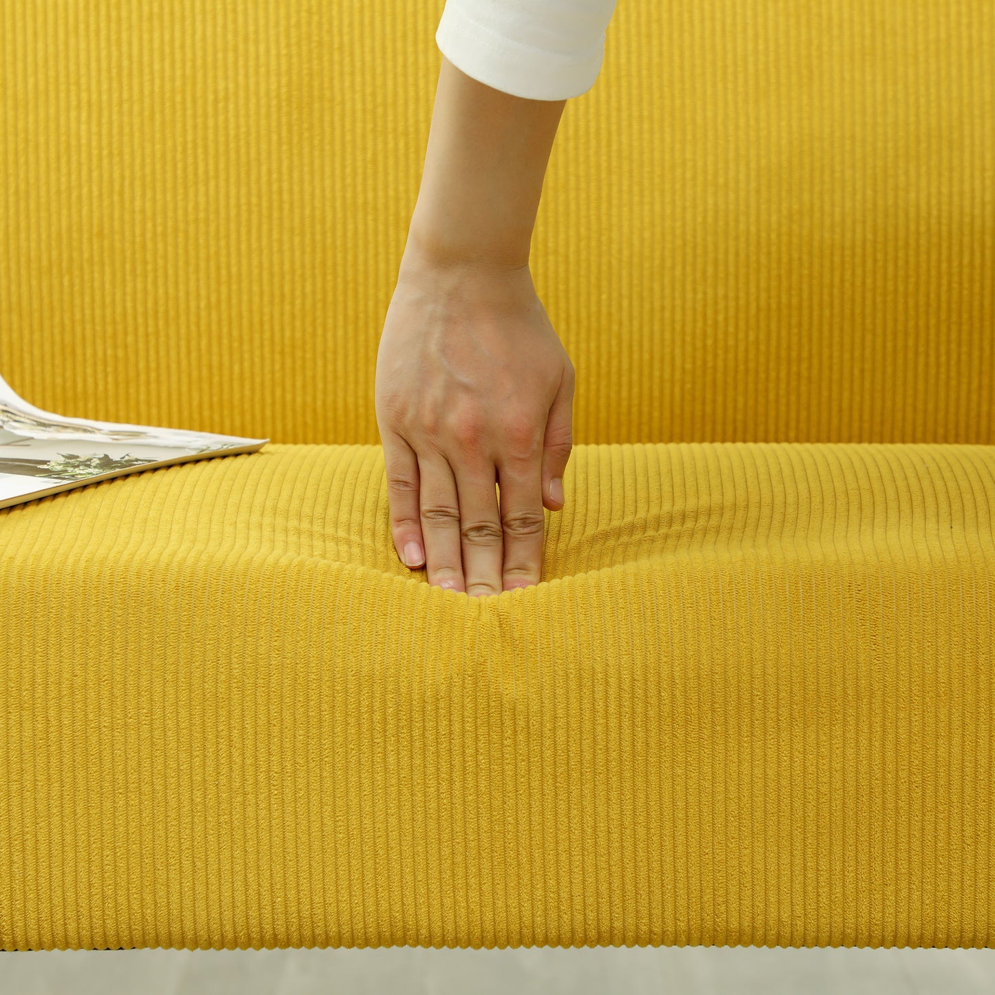 2-zits bank – tweezitsbank – loveseat – zitbank – bankje – gele corduroy bekleding – dikke vulling – massief houten poten