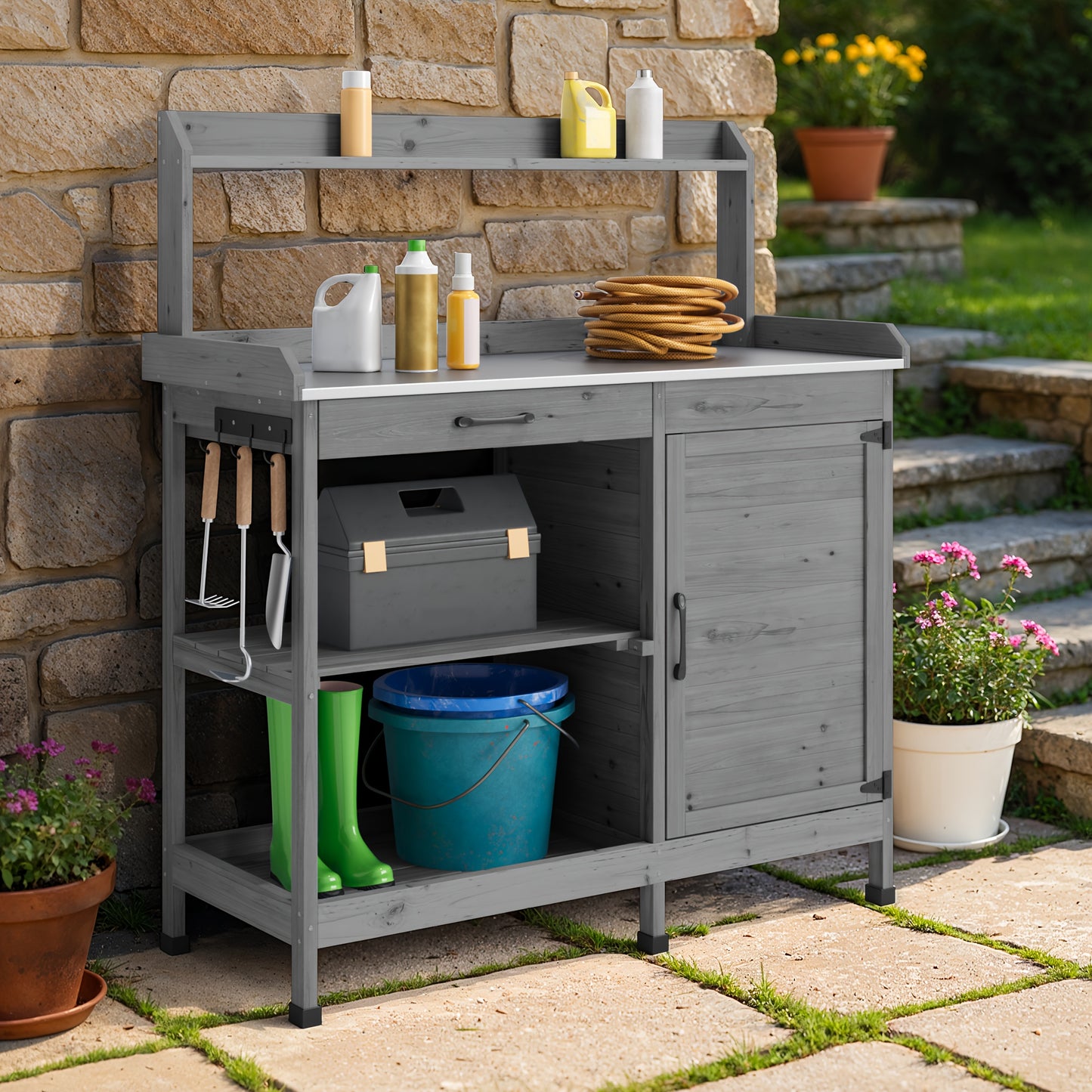 Tuinwerkbank – Werktafel Tuinieren – Plantentafel Met Opbergruimte – Tuinkast Met Planken – Werkbank Met Metalen Werkblad – Houtkleur Variant – Stevig Metalen Werkblad – Handige Zijhaken