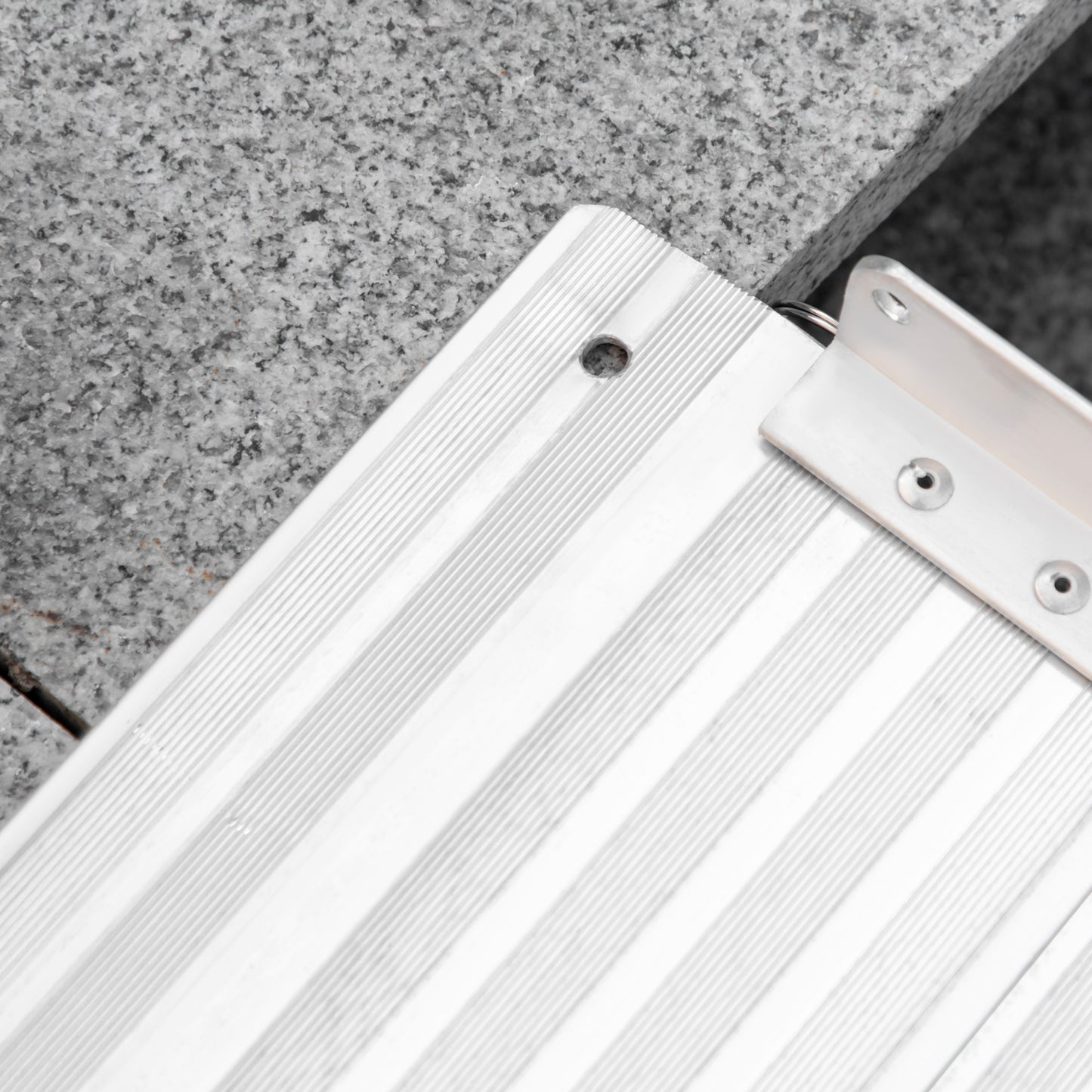 Opvouwbare Oprijplaat – Rolstoel Ramp – Toegankelijkheidshelling – Scootmobiel Oprijplaat – Drempelhulp – Lichtgewicht Aluminium – Antislip Oppervlak – Veiligheidszijkanten – 183 cm – Max Belastbaar 272 kg