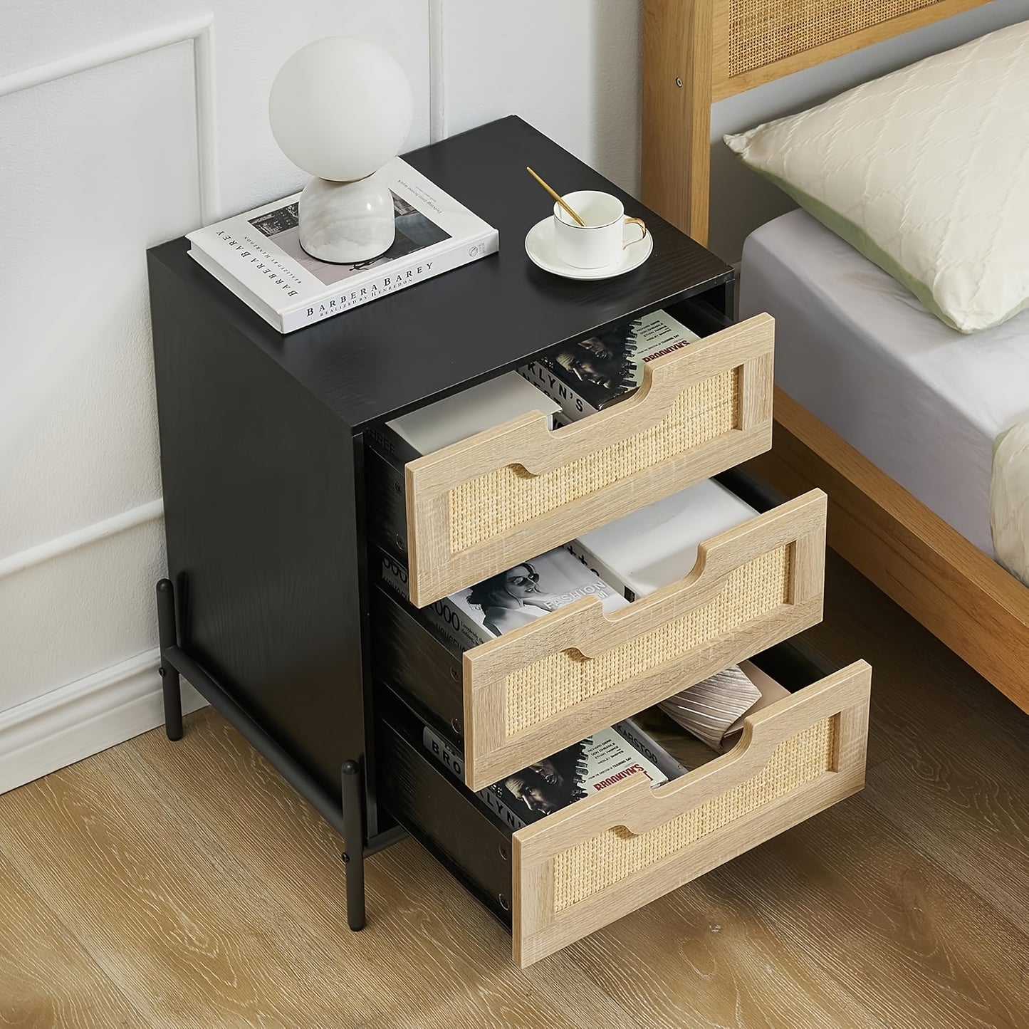 Nachtkastje – Nachtkast – Ladekastje – Bijzettafel – Nachtkastje Hout – Boho Rattan Met 3 Lades – Zwart Met Metalen Poten – Groot Opbergvlak