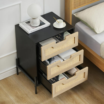 Nachtkastje – Nachtkast – Ladekastje – Bijzettafel – Nachtkastje Hout – Boho Rattan Met 3 Lades – Zwart Met Metalen Poten – Groot Opbergvlak