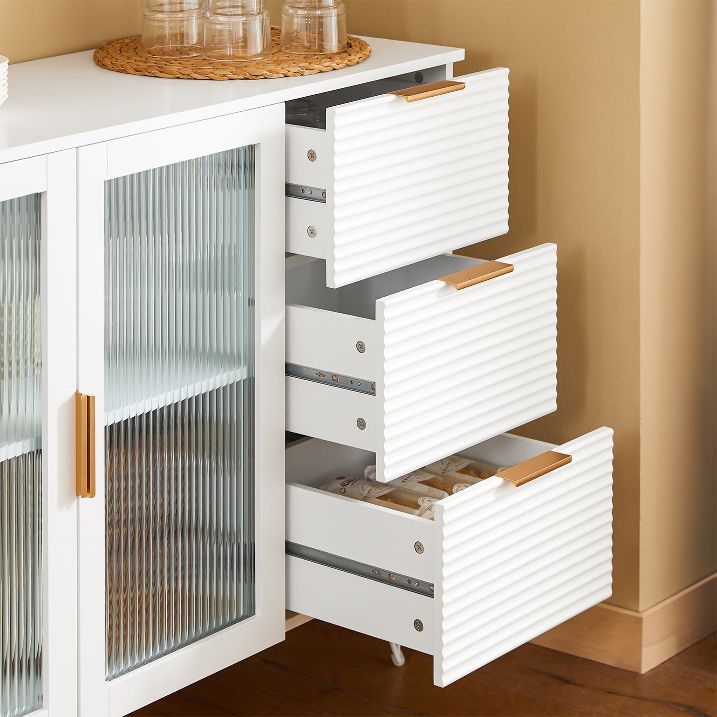 Keukenkastje – Keukenkast – Opbergkast – Buffetkast – Ladeskast – Wit Met Gouden Details – 3 Lades En 2 Glazen Deuren – MDF En Metaal