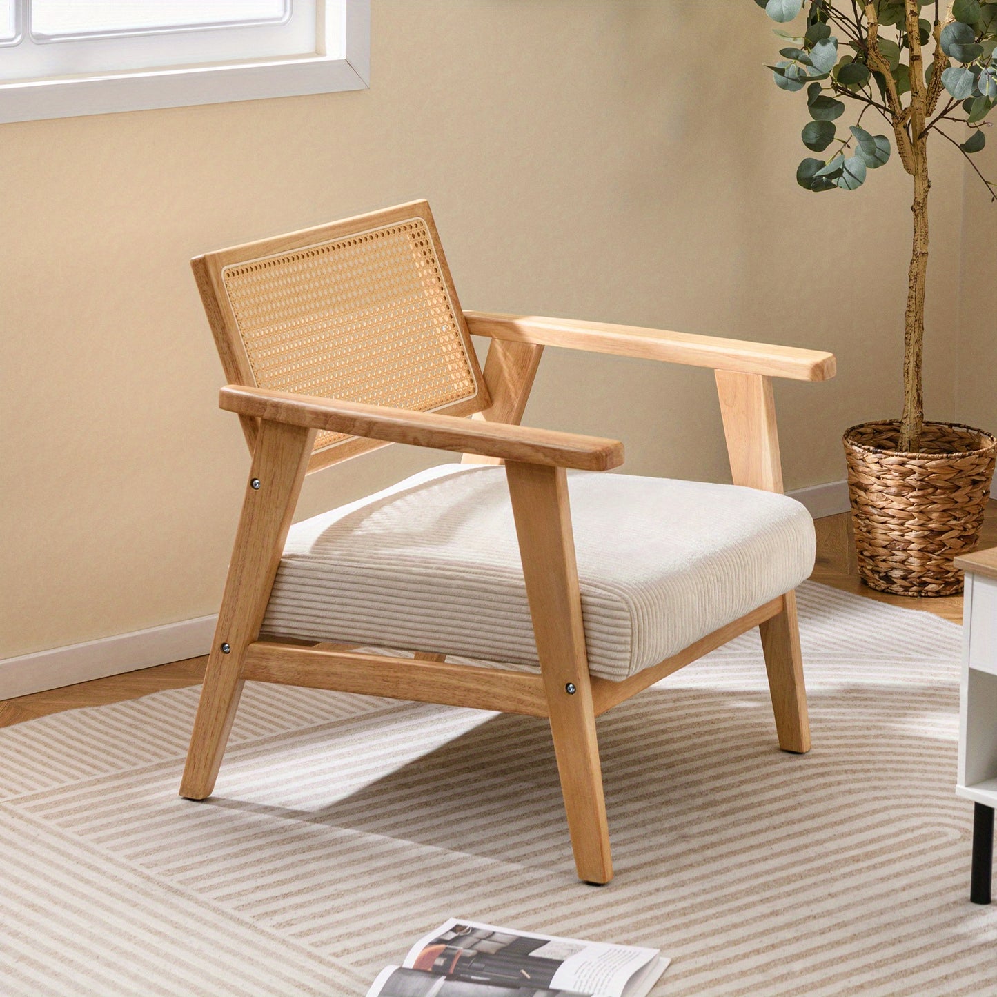 Corduroy Fauteuil – Accentstoel – Loungechair – Rustieke Leunstoel – Binnenstoel – Zacht Gestoffeerd Zitvlak – Rubberhouten Frame Met Rattan Rugleuning – Mid Century Design – Comfortabele Padded Zitting
