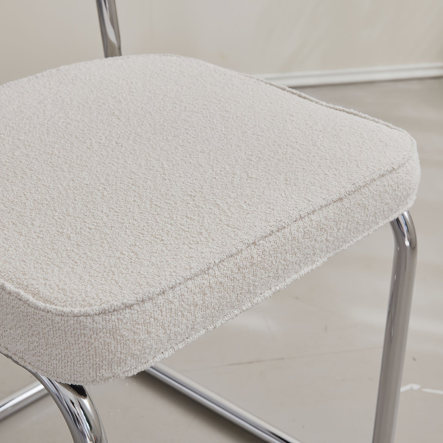 Eetkamerstoelen – Stoelen – Dining Chairs – Keukenstoelen – Zitmeubels – Wit Fluweel – Chroom Metalen Poten – Comfortabele Zitting – Handgeweven Rotan Rugleuning