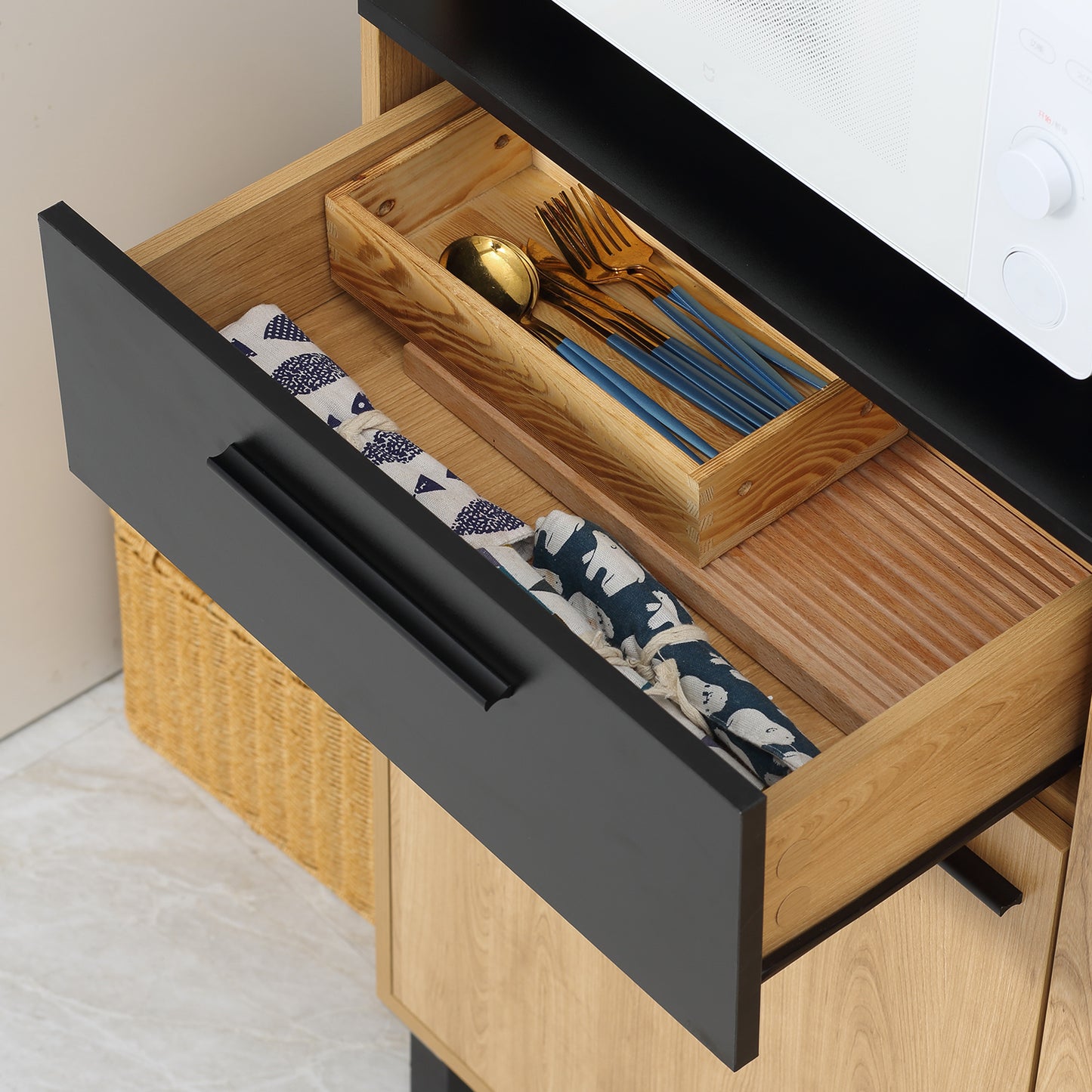 Keukenkast – Buffetkast – Opbergkast – Magnetronkast – Keukenbuffet – Modern Design – Verstelbare Planken – Anti-Kantel Systeem – 180 cm Hoog – Zwart/Naturel Hout