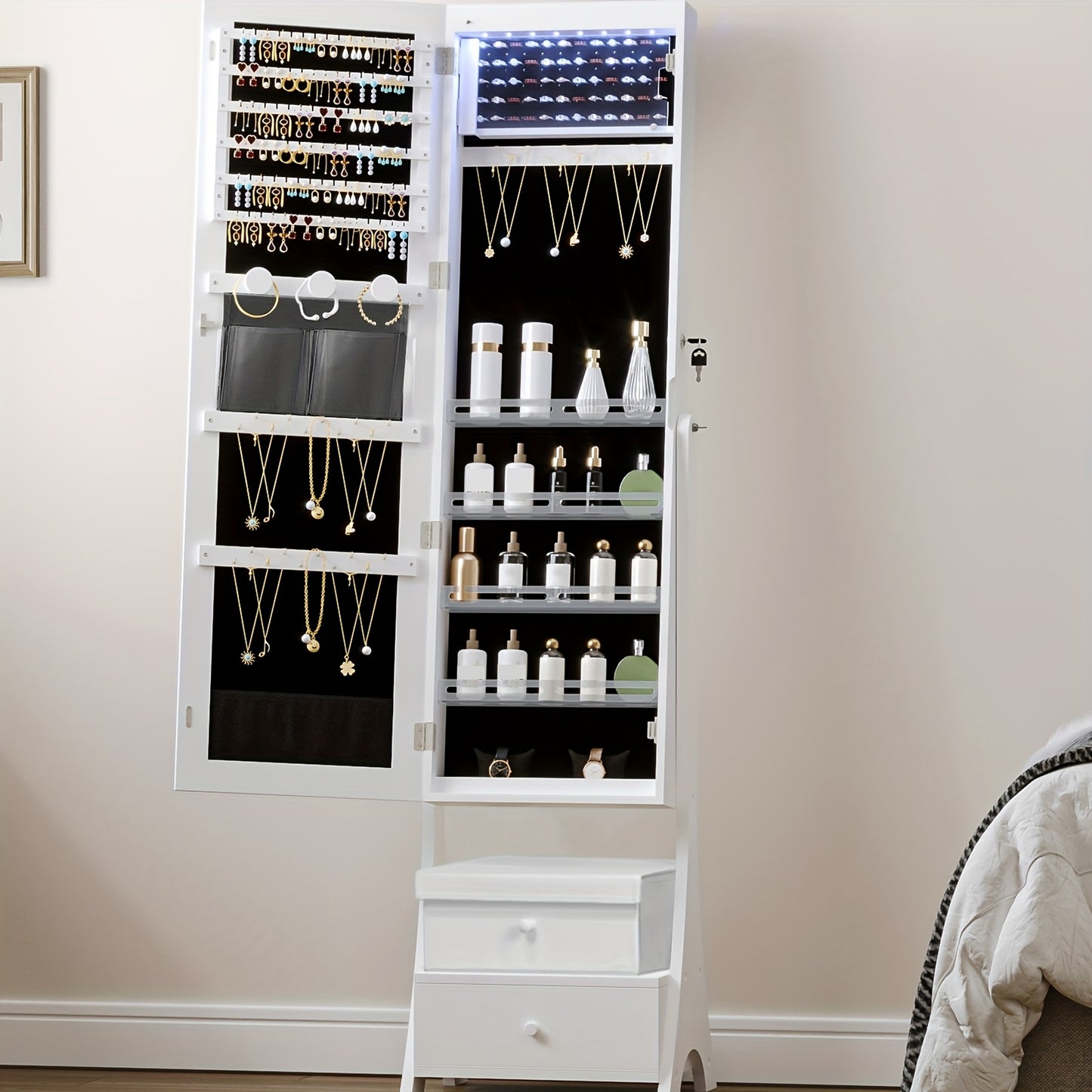 Sieradekastje – Sieradenkast – Jewelry Organizer – Sieradenopberger – Sieradenrek – Vrijstaand – Wit met Zwarte Velvet Voering – Grote Frameloze Spiegel – 90 Vakjes en Slot