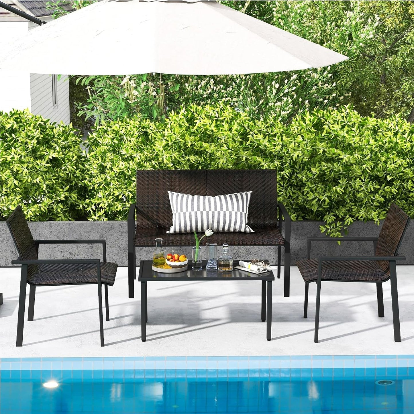 Polyrattan Tuinmeubelset – Tuinset – Loungeset – Balkonset – Terrasmeubelen – 4-Delig Met 2 Stoelen, Bank & Tafel – Weerbestendig Metaalframe – Gehard Glas Blad – Bruin