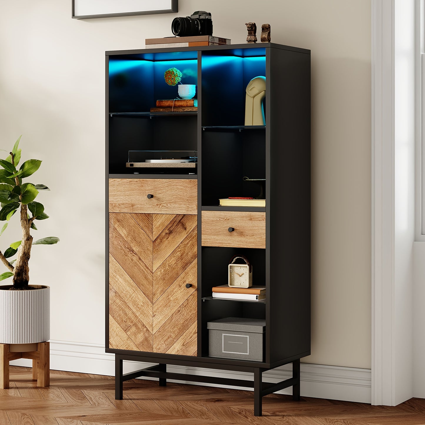 Vitrinekast – Displaykast – Opbergkast – Servieskast – Dressoir – Hout Zwart + Houtkleur – Ruime Opbergruimte – Modern Triangulair Design