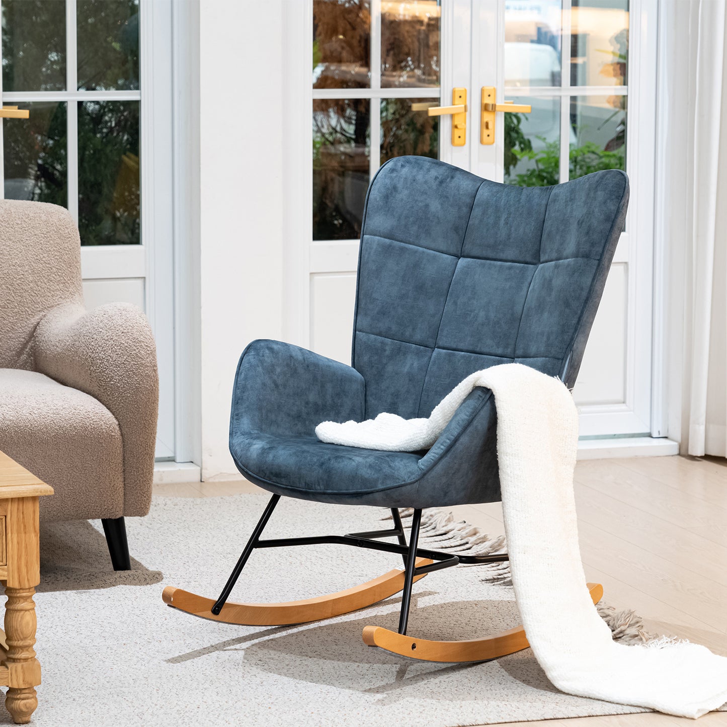Schommelstoel – Relaxstoel – Fauteuil – Loungestoel – Stoel – Scandinavisch Design – Met Metalen Frame en Beukenhouten Poten – Hoog Rugleuning – Comfortabele Stoffen Bekleding – Blauw – 67x84x97 cm