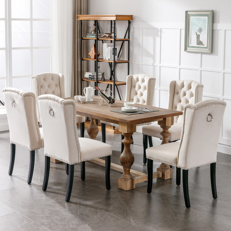 Eetkamerstoel – Dining Stoel – Kuipstoel – Keukenstoel – Fauteuil – Velvet Bekleding – Eikenhouten Poten met Chroom – Nailhead Details – Beige – Set van 2